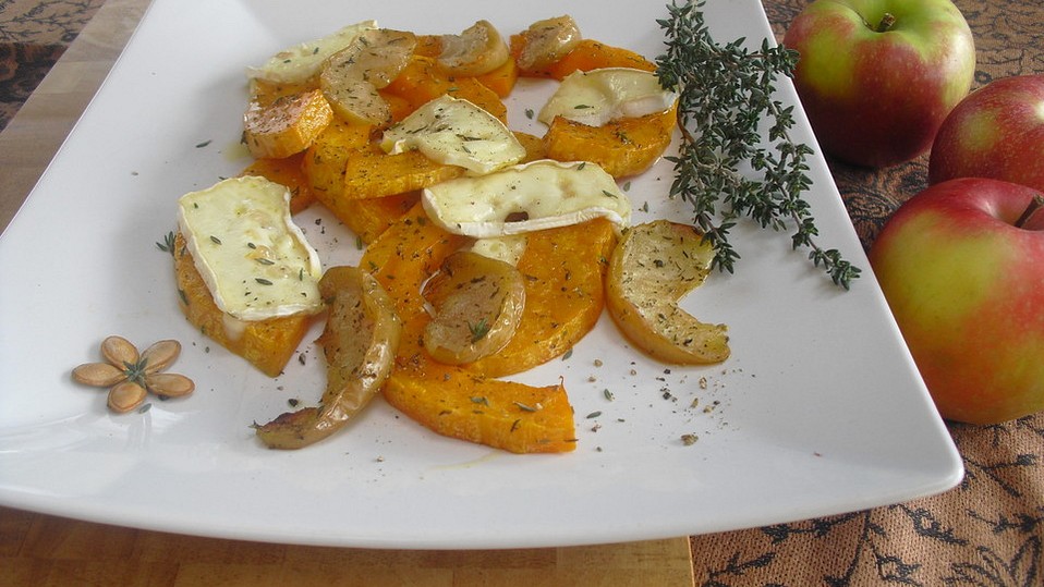 Ofenkürbis mit Apfel, Thymian und Weichkäse von Happiness