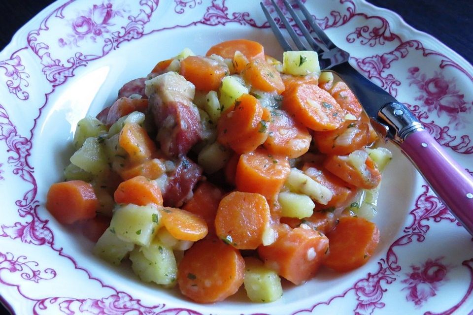 Möhreneintopf mit Mettwurst