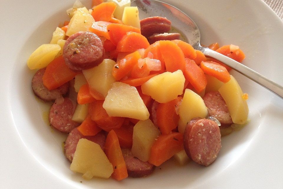 Möhreneintopf mit Mettwurst