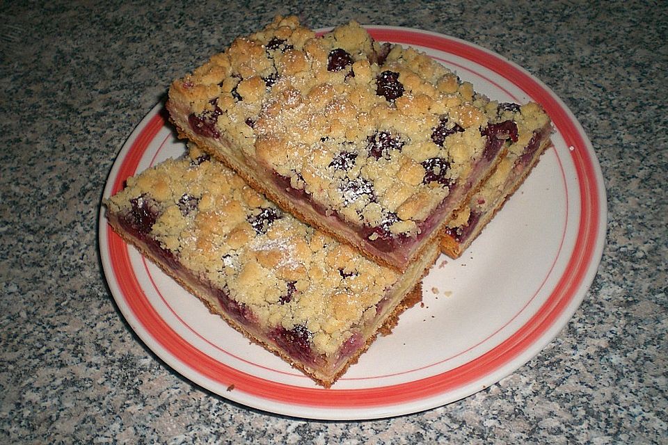 Kirschkuchen mit Vanillecreme und Streuseln