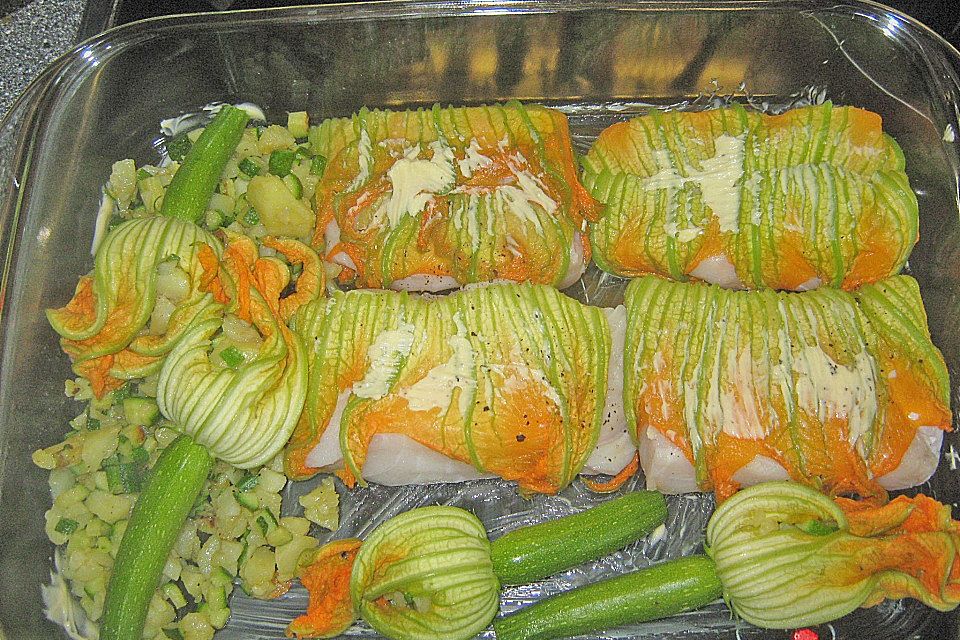 Ofengegarter Fisch mit Zucchiniblüten