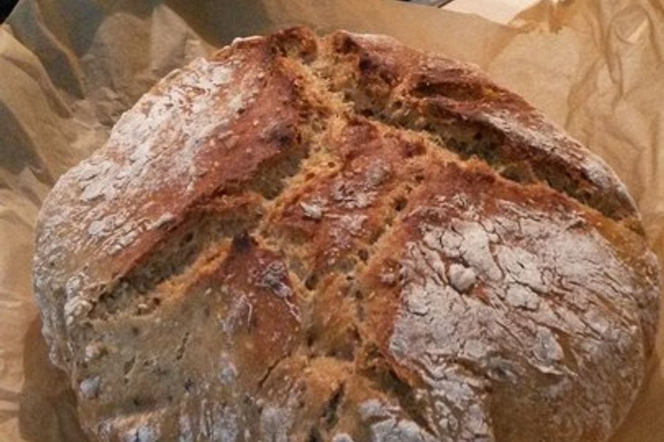 Rustikales Brot im Bräter