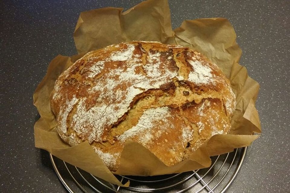 Rustikales Brot im Bräter