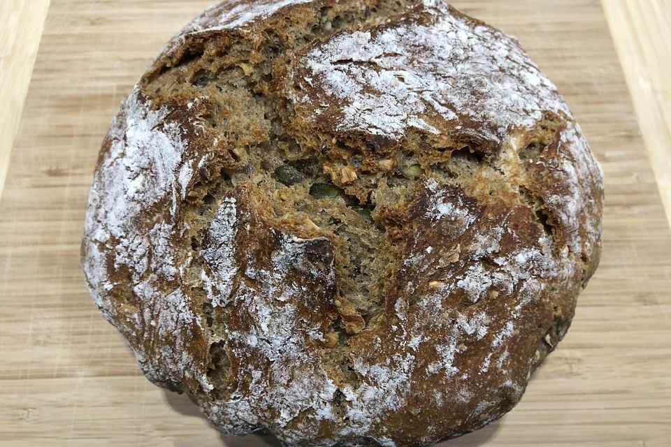 Rustikales Brot im Bräter