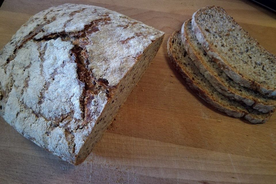 Rustikales Brot im Bräter