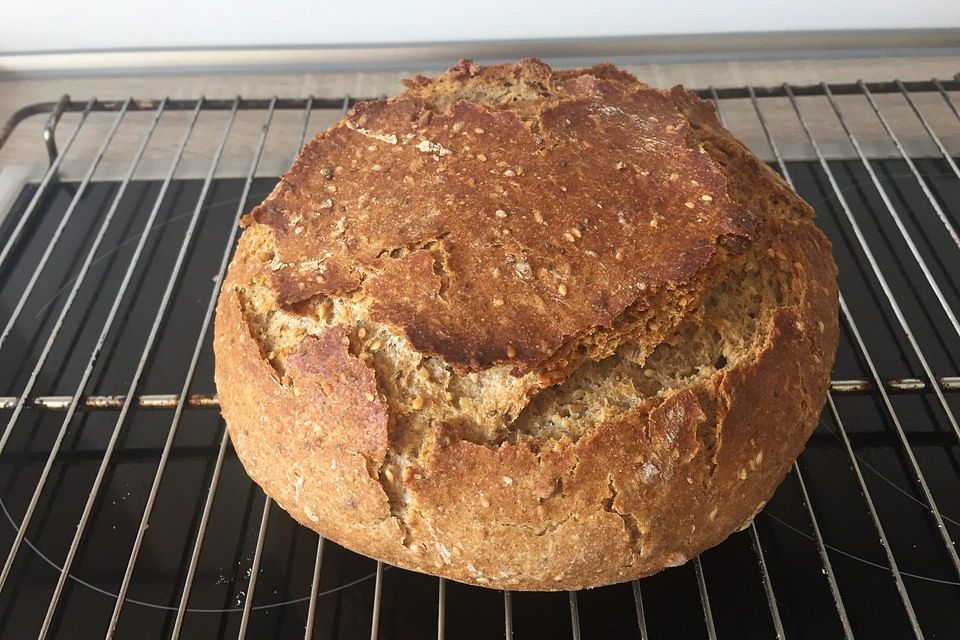 Rustikales Brot im Bräter