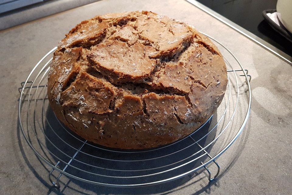 Rustikales Brot im Bräter