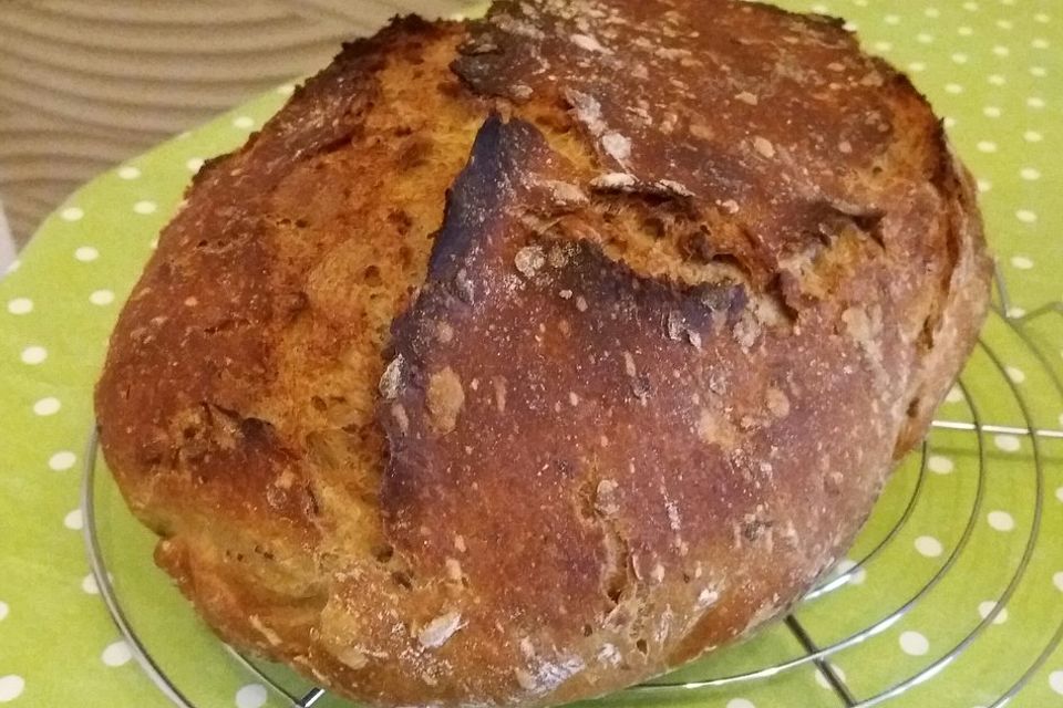 Rustikales Brot im Bräter