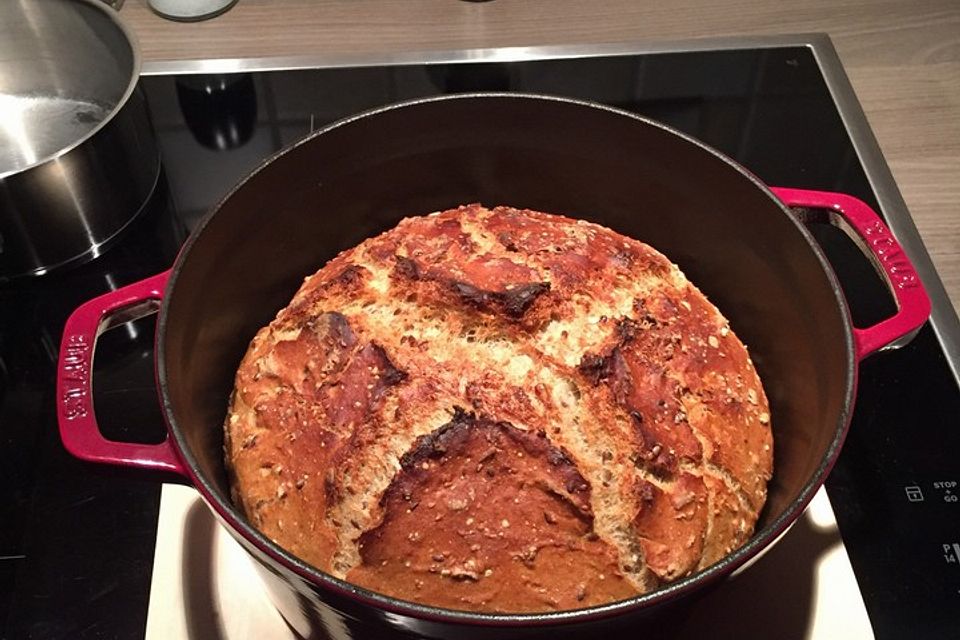 Rustikales Brot im Bräter