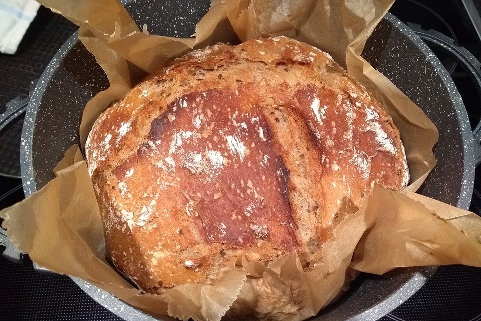 Rustikales Brot im Bräter