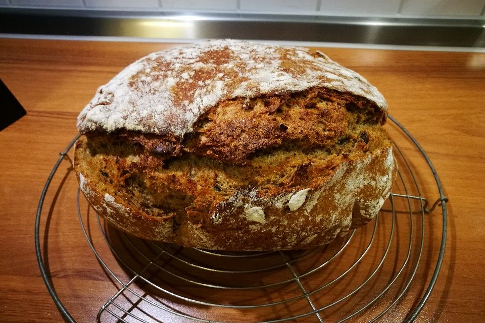 Rustikales Brot im Bräter