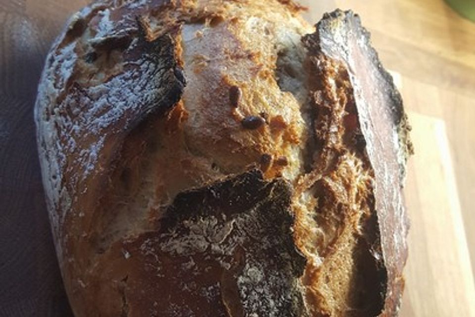 Rustikales Brot im Bräter