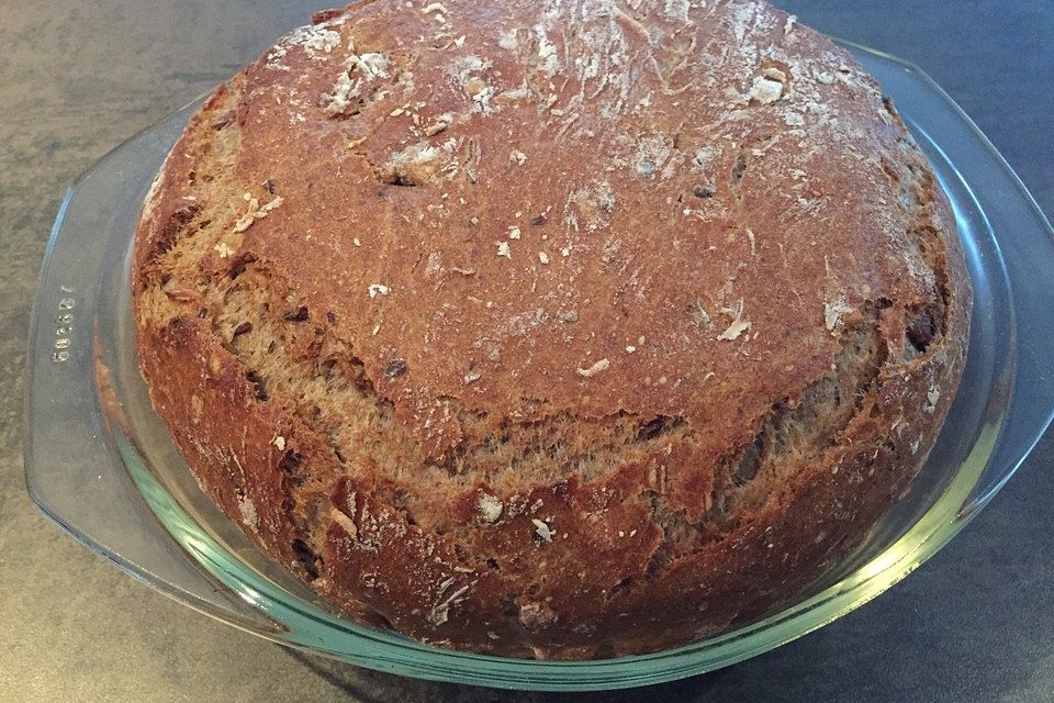 Rustikales Brot im Bräter