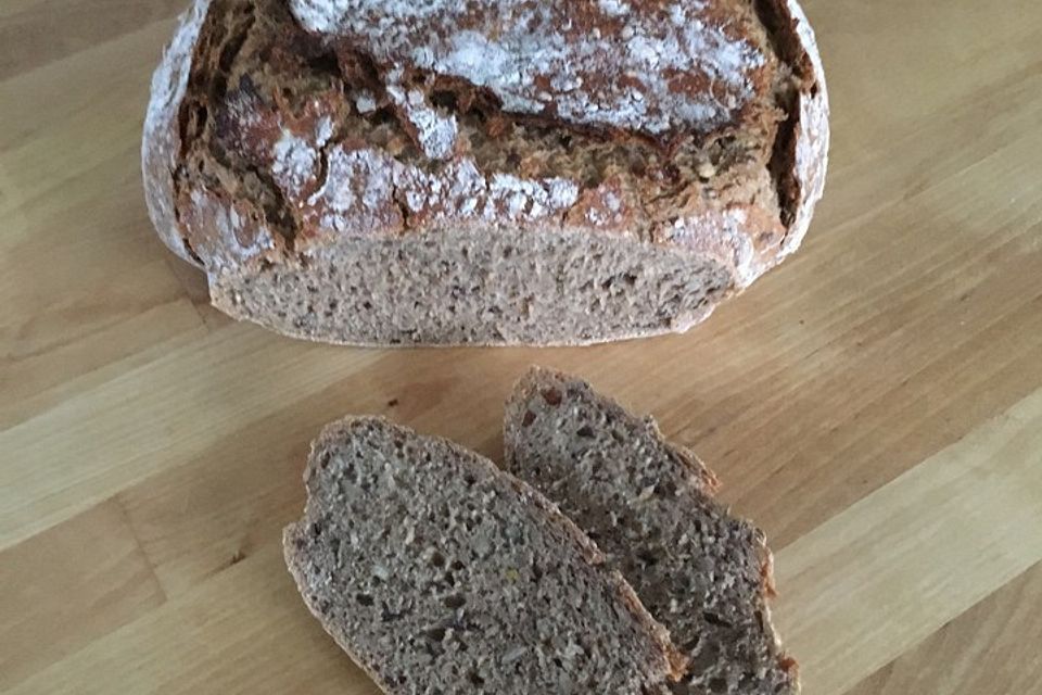 Rustikales Brot im Bräter