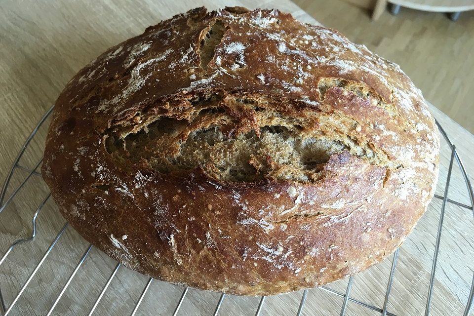 Rustikales Brot im Bräter