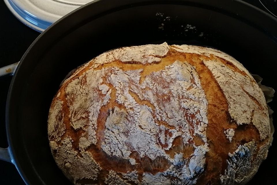 Rustikales Brot im Bräter