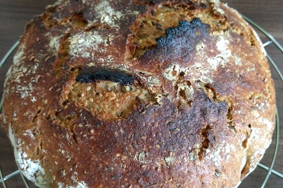 Rustikales Brot im Bräter