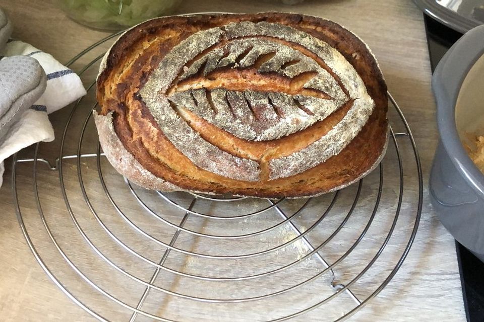 Rustikales Brot im Bräter