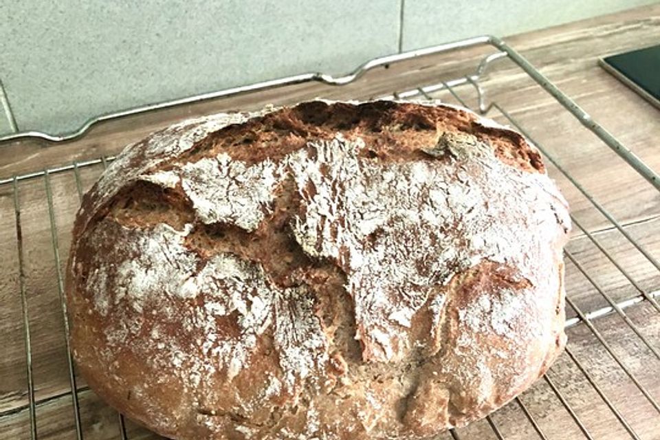 Rustikales Brot im Bräter