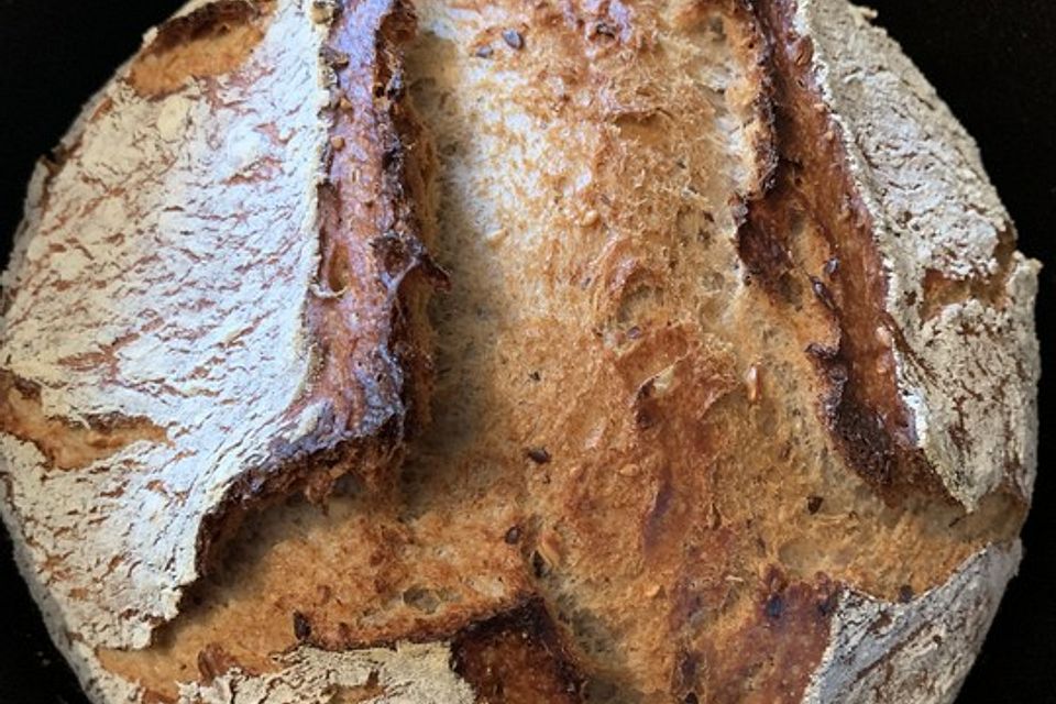 Rustikales Brot im Bräter