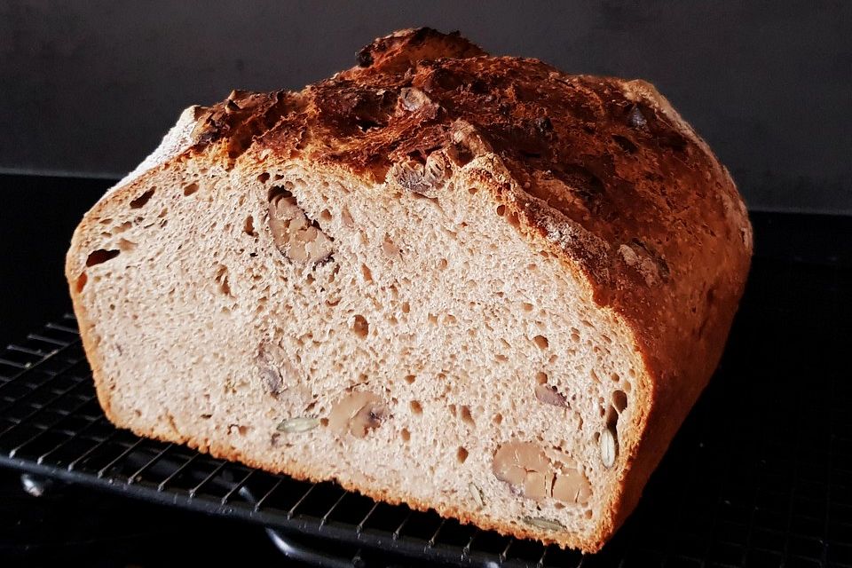 Rustikales Brot im Bräter