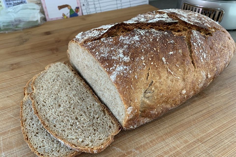 Rustikales Brot im Bräter