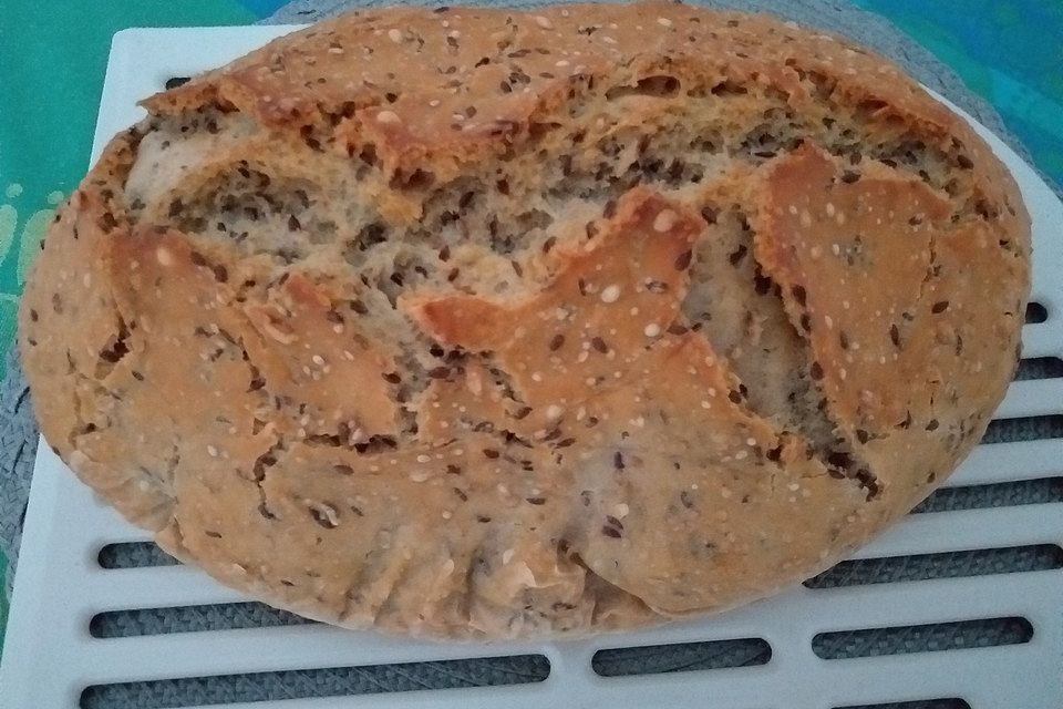 Rustikales Brot im Bräter