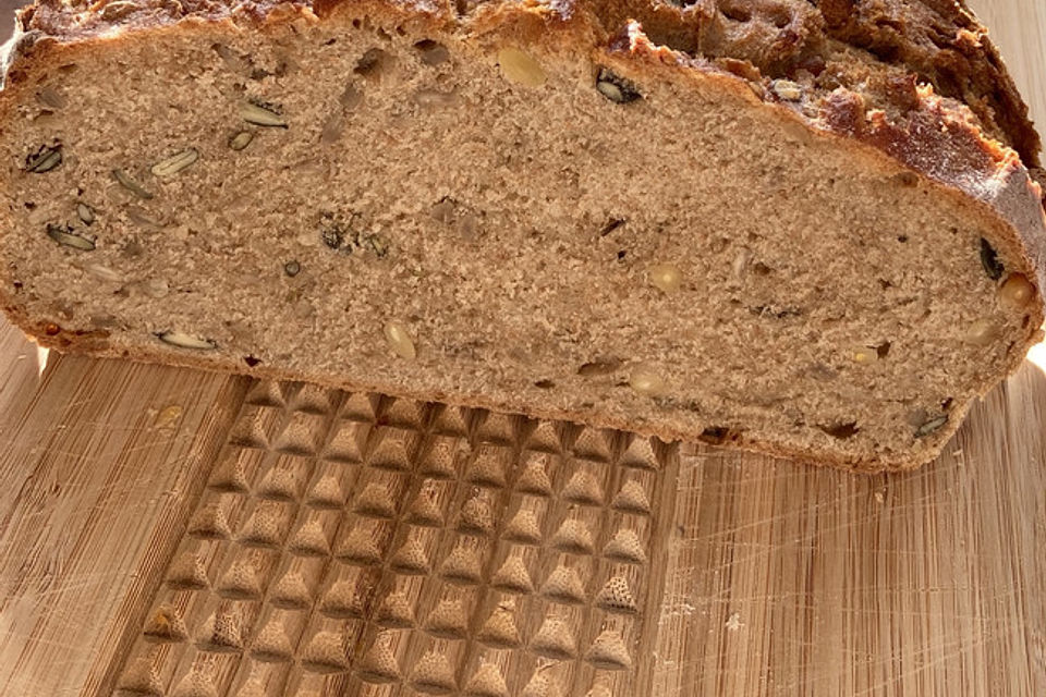 Rustikales Brot im Bräter