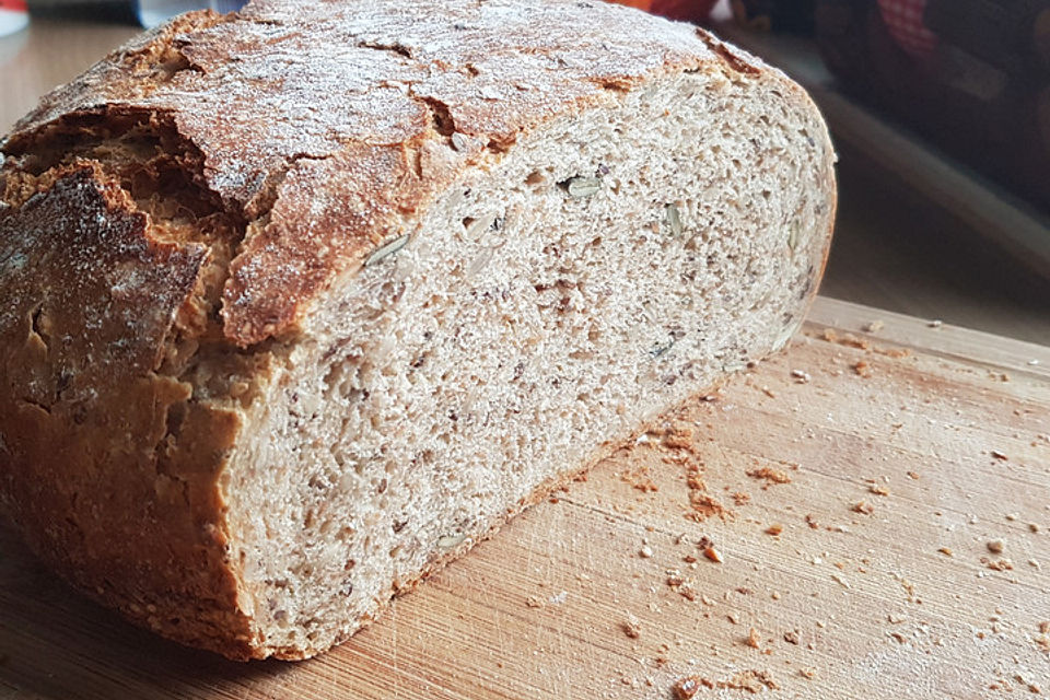 Rustikales Brot im Bräter