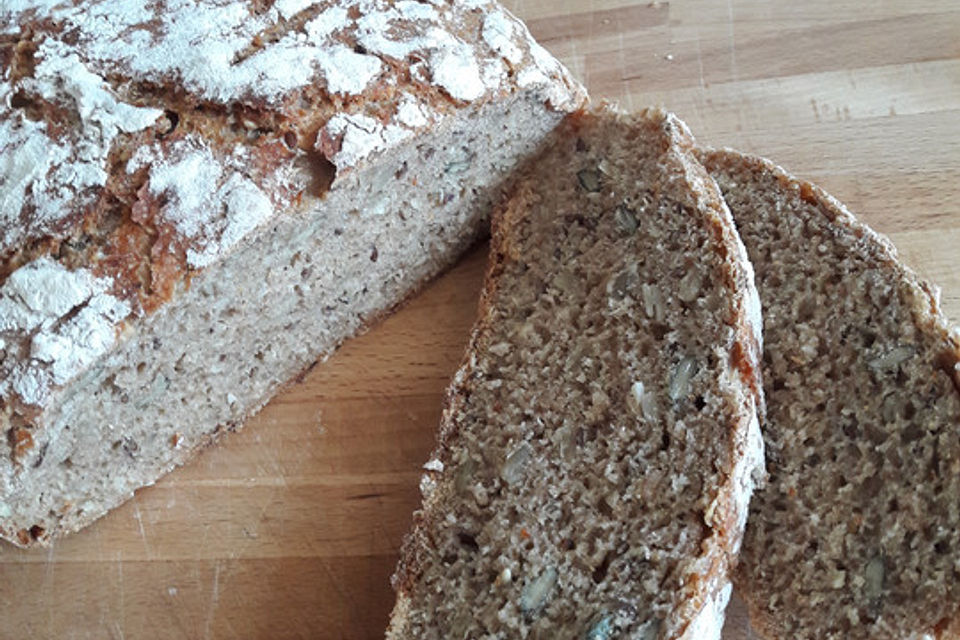 Rustikales Brot im Bräter