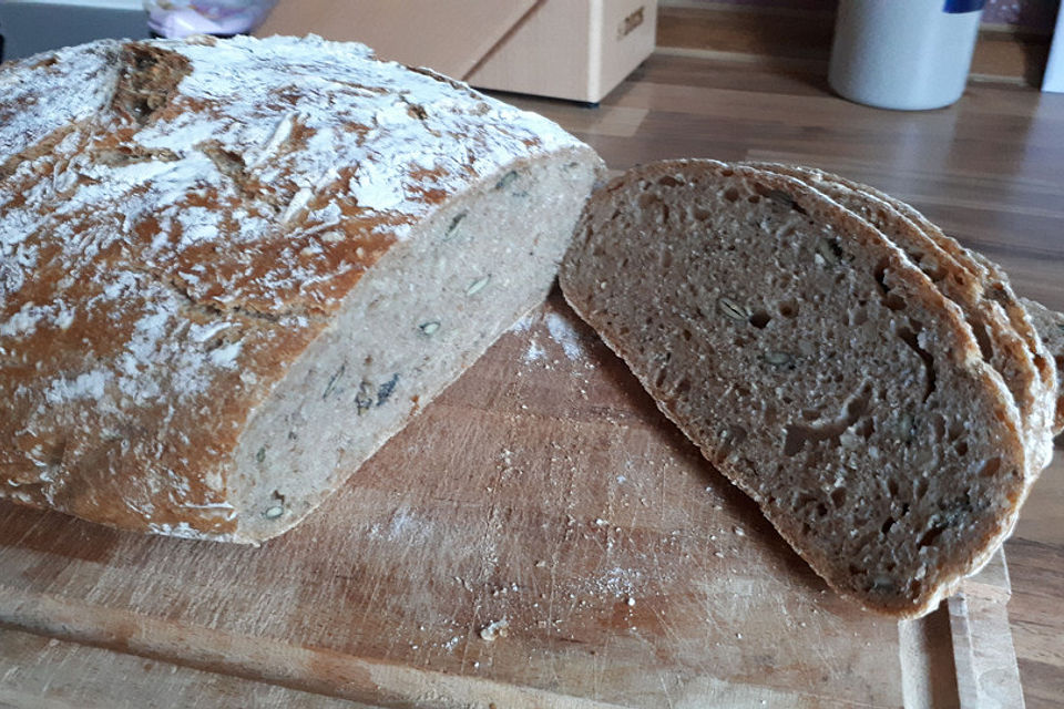 Rustikales Brot im Bräter