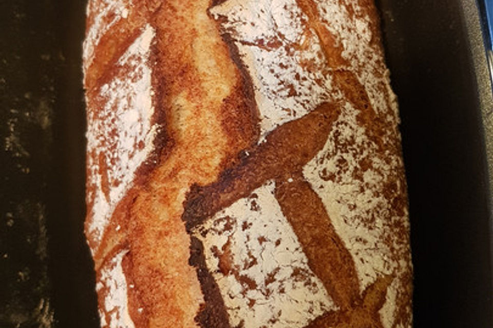 Rustikales Brot im Bräter