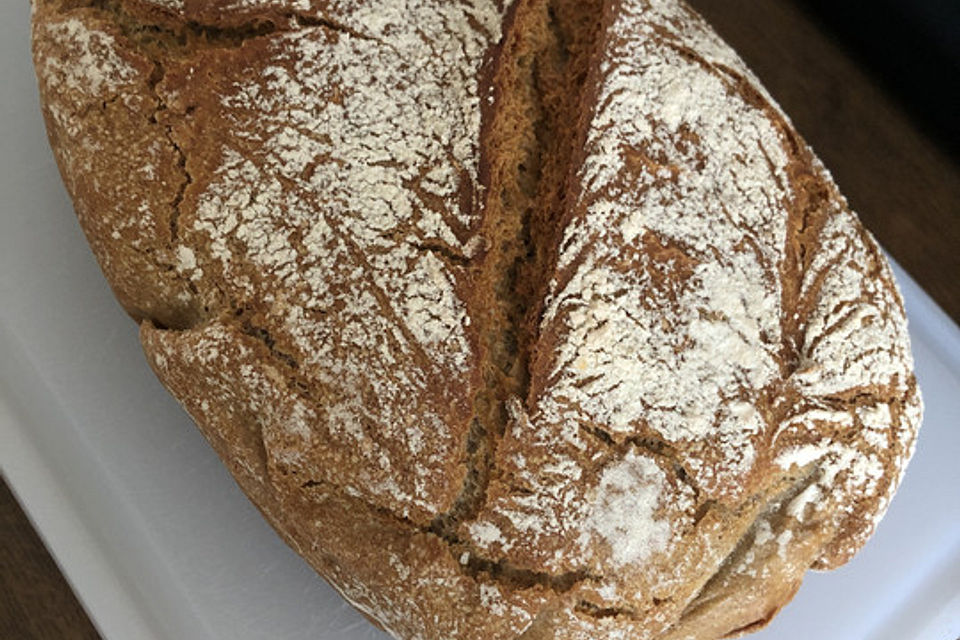 Rustikales Brot im Bräter