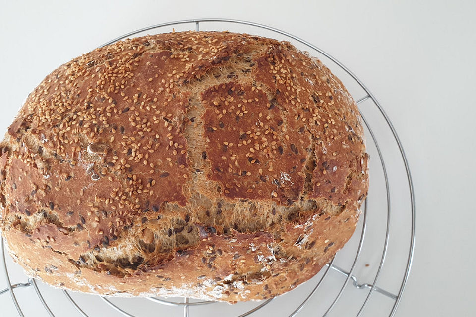 Rustikales Brot im Bräter