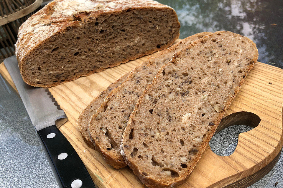 Rustikales Brot im Bräter