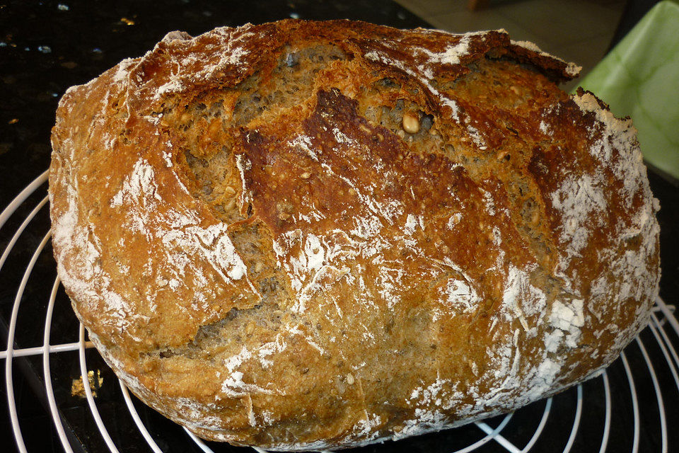 Rustikales Brot im Bräter