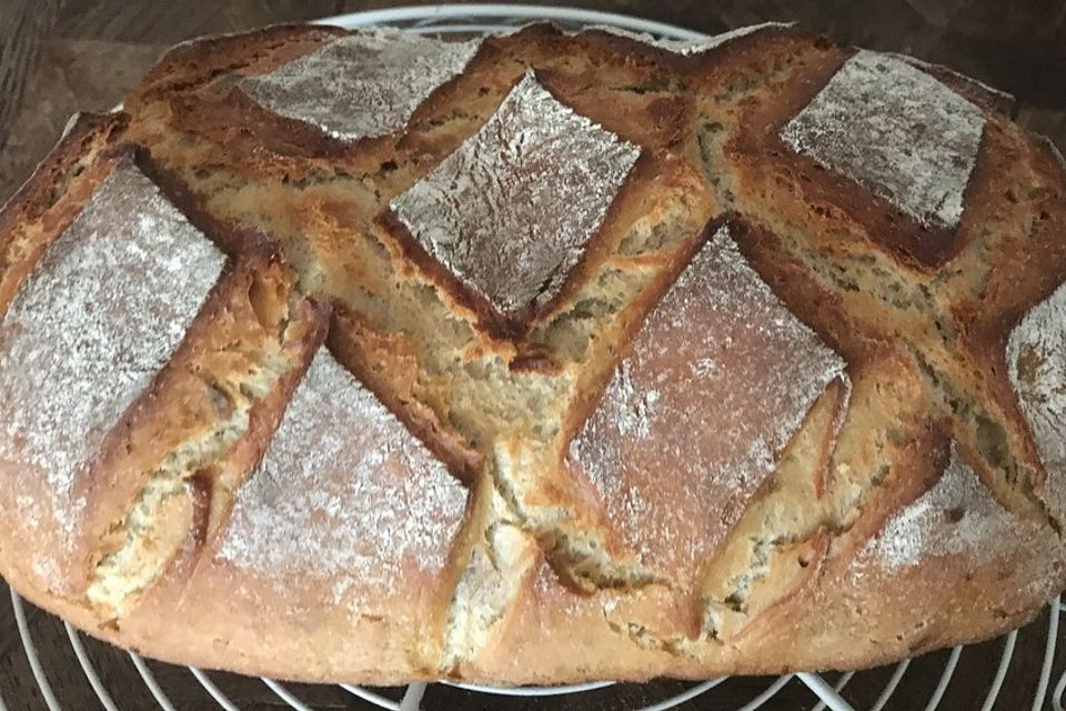 Rustikales Brot im Bräter