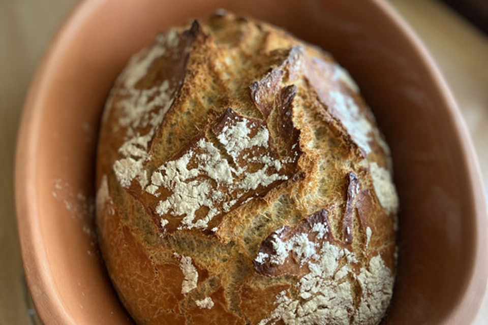 Rustikales Brot im Bräter