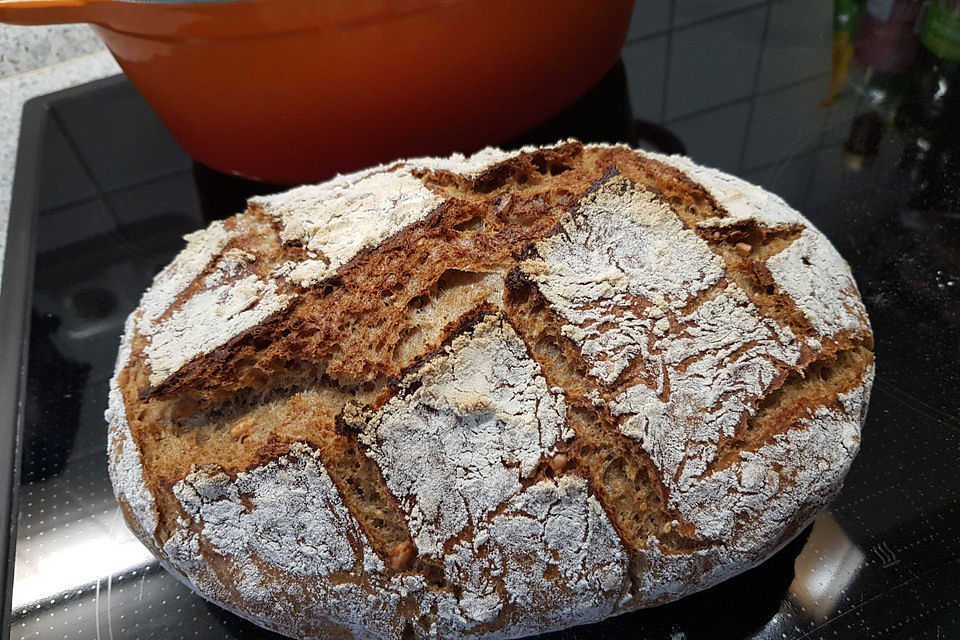 Rustikales Brot im Bräter