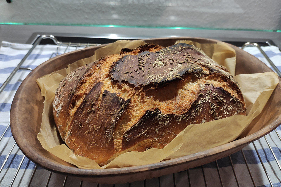 Rustikales Brot im Bräter