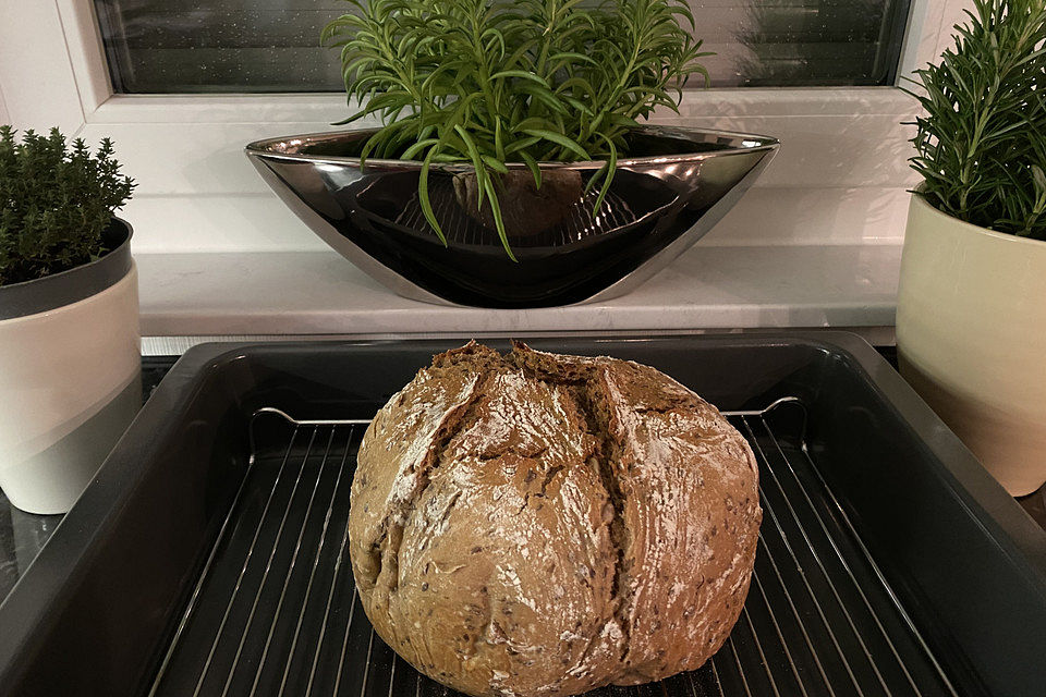 Rustikales Brot im Bräter