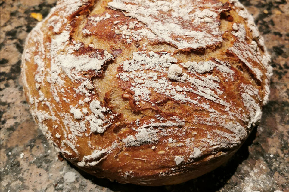 Rustikales Brot im Bräter