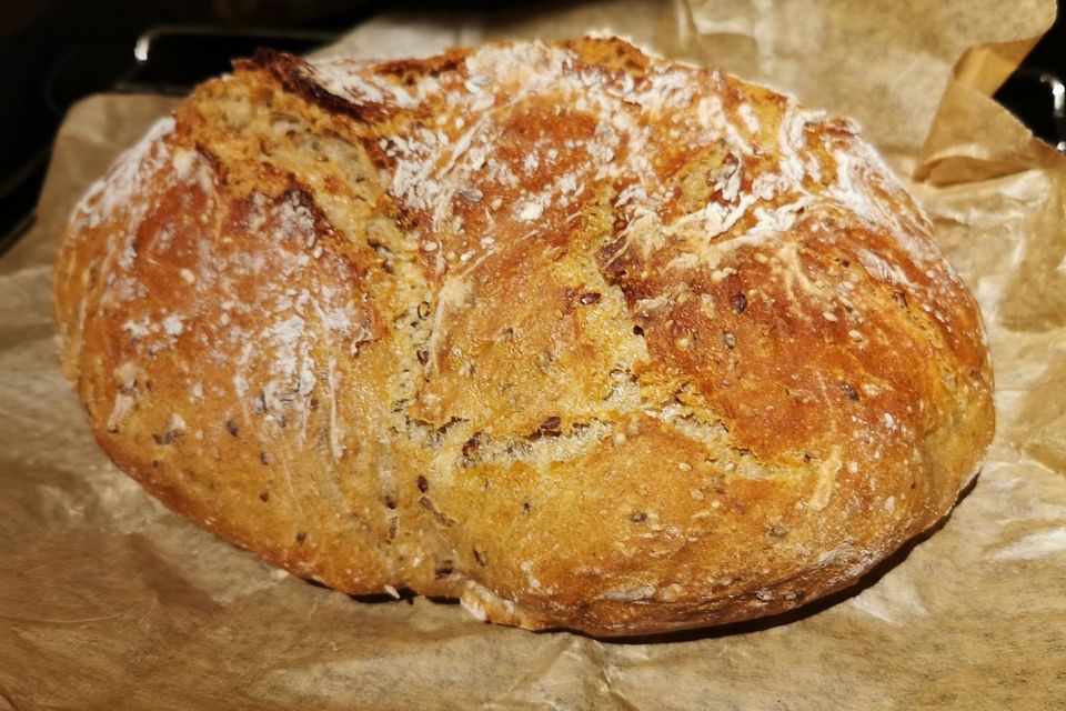 Rustikales Brot im Bräter