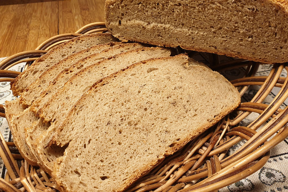 Rustikales Brot im Bräter