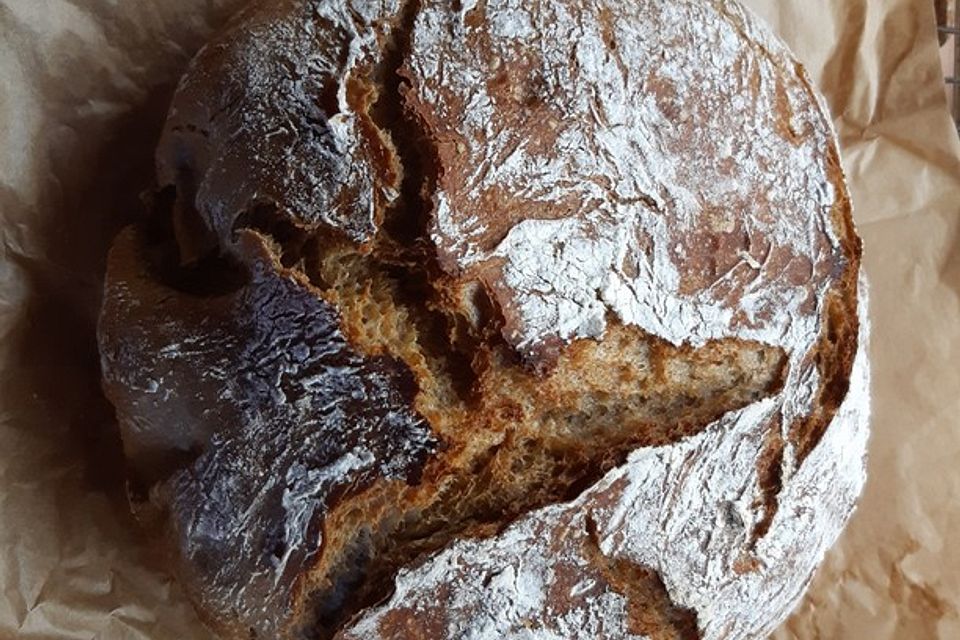 Rustikales Brot im Bräter