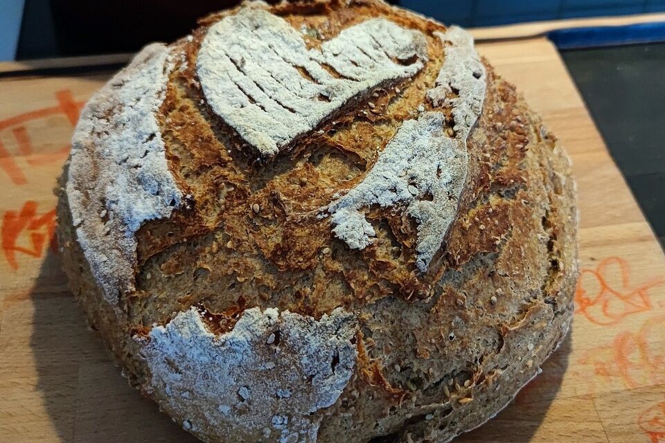 Rustikales Brot im Bräter