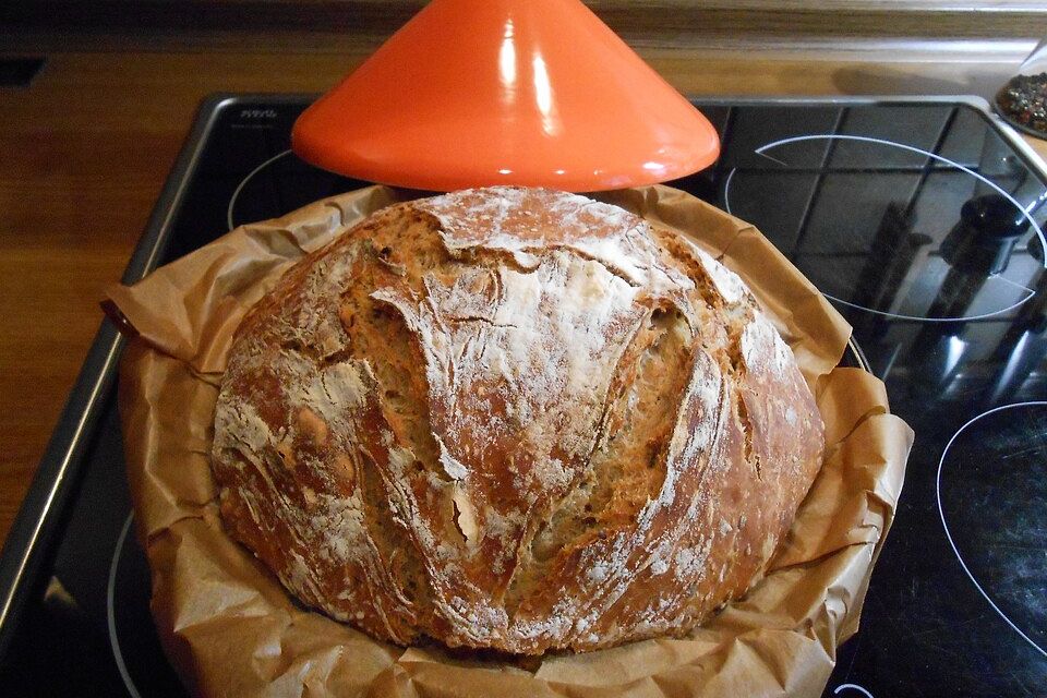 Rustikales Brot im Bräter