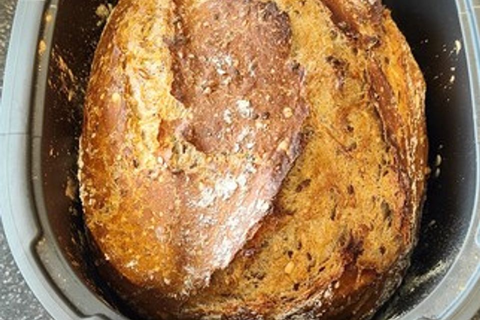 Rustikales Brot im Bräter