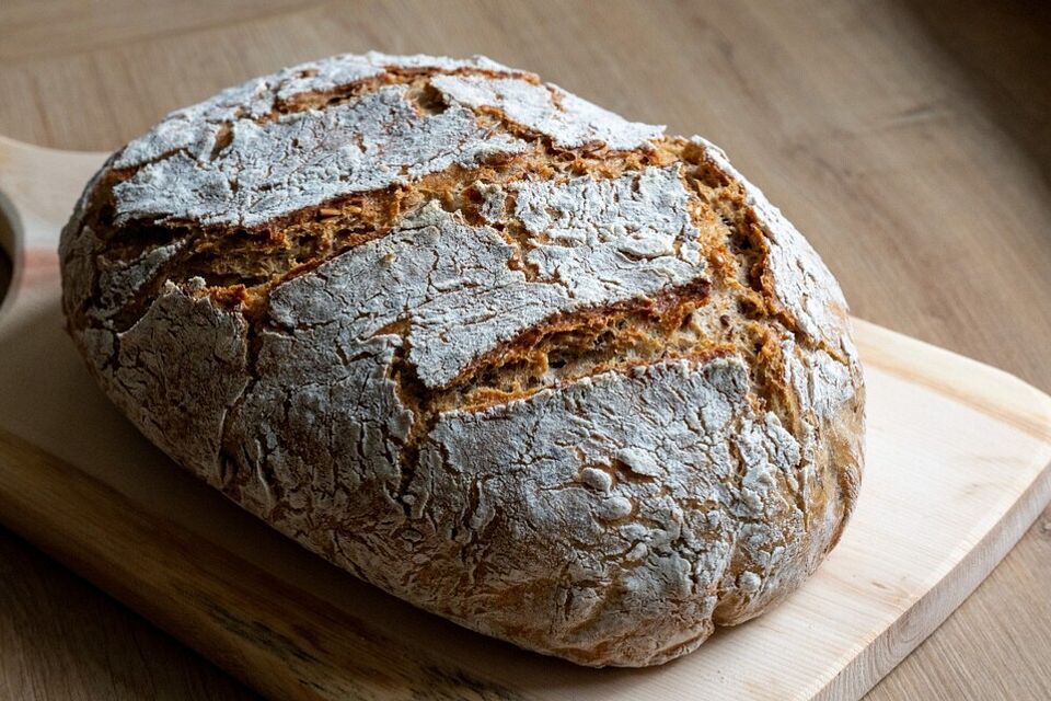 Rustikales Brot im Bräter