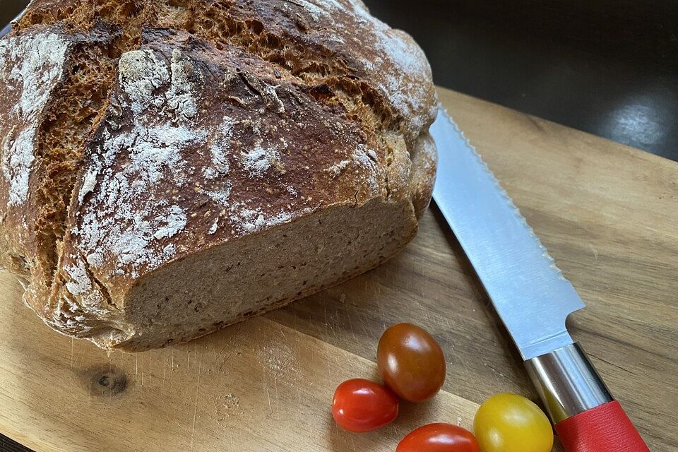 Rustikales Brot im Bräter